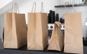 pequenos-negócios-utilizando-sacolas-de-papel-como-ferramenta-de-marketing