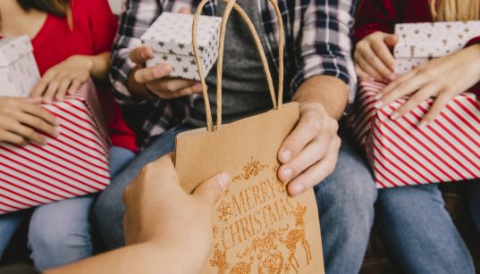 experiência-de-compra-completa-como-sacolas-de-papel-reforçadas-fazem-a-diferença-no-Natal